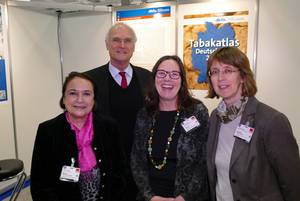 Foto: Martina Pötschke-Langer (Stabsstelle Krebsprävention), Susanne Schunk (Stabsstelle Krebsprävention), Lothar Binding (MdB), Susanne Weg-Remers (Krebsinformationsdienst).
